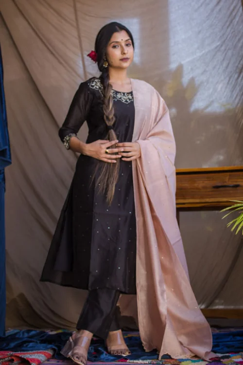 Urmul'Shiza' Festive' Chanderi Kurti.(3Pc Kurta,Pant And Dupatta Set) Slim-Fit Leggings Urmul'Shiza' Festive' Chanderi Kurti.(3Pc Kurta,Pant And Dupatta Set) Slim-Fit Leggings