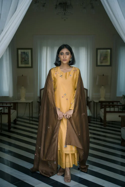Urmul'Susan'Solasta chanderi kurta set. (3pc kurta,pant and dupatta set ) Relaxed Fit Trousers Urmul'Susan'Solasta chanderi kurta set. (3pc kurta,pant and dupatta set ) Relaxed Fit Trousers