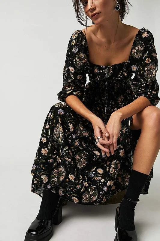 GRAPHIC SQUARE NECK MAXI DRESS Trendy Off-Shoulder Ruffle Maxi Dress