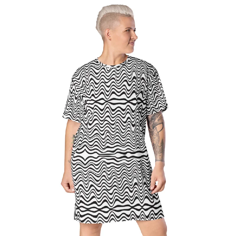 Black White Wavy T-Shirt Dress, Designer Abstract Oversized Women's T-Shirt Dress-Made in USA/EU Iron Safe Non-Iron Wrinkle Free Black White Wavy T-Shirt Dress, Designer Abstract Oversized Women's T-Shirt Dress-Made in USA/EU Iron Safe Non-Iron Wrinkle Free